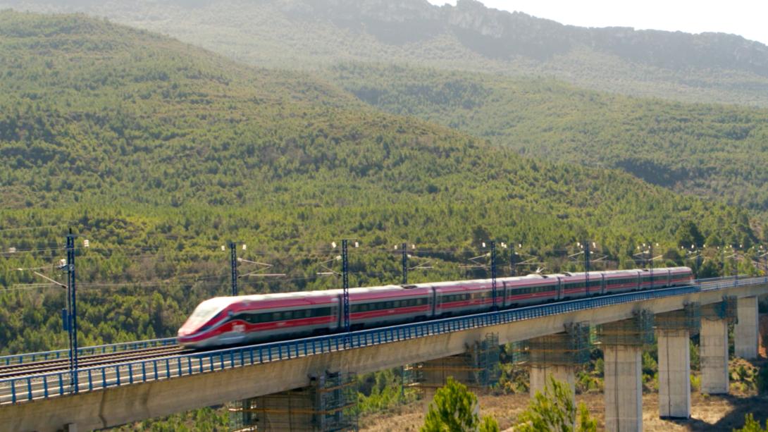 Tren iryo sobre puente